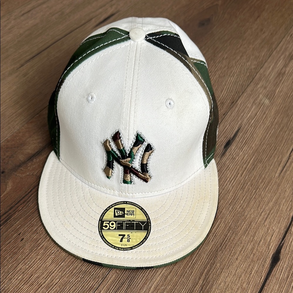 New York Yankees MLB 59FIFTY Fitted Hat in White/Camo 7 5/8 61 CM